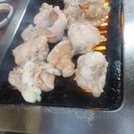 焼肉山ちゃん - 鉄板の上の牛ホルモン塩