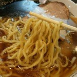 春木屋 - 中華そば￥700の中太縮れ麺（H27.5.5撮影）