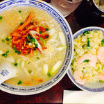香港麺 新記 - 日替わり辛味チャーシュー麺と海老チャーハン
      