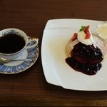 Leaf Tea Cafe HIKARI - ベリーベリーパンケーキ＆ルワンダ珈琲1180円