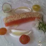 ル・ジュー・ドゥ・ラシエット  - 38℃で火を入れたタスマニア産 オーシャントラウトのコンフィ レモンとアーモンドの香り 牛乳のカゼインとフヌイユのサラダ