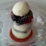 ル・ジュー・ドゥ・ラシエット  - 透明な赤い果実のグラス　リコッタのムースとヨーグルトのアイス　バニラ風味の苺のベニエ