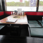 山小屋 - この店は山小屋の中でもラーメンだけではなく焼肉も提供される店みたいで私達は１０人近かったんで小上がりの焼肉テーブルを使わせていただいての食事になりました。
