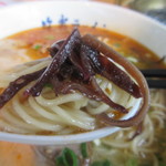 山小屋 - 麺は山小屋独特のストレートな細麺、トンコツスープが絡んでバリウマです。
