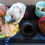 サカナの家 - 豪快海鮮丼