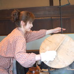 柳家 - 若女将さんが何かを持ってきましたよ　(2015/05)