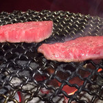 Yakiniku Motoyama - 気楽に一枚づつ拘って食べれるのが嬉しかった。五千円代のコースにしたんですが、大食漢の主人も満足できたようです。勿論お肉も美味しかったけど、サラダのドレッシングが私は気になりました、