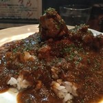 カルダモン． - 粗びきスパイスの辛口チキンカレー