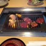 夾竹園 - 焼き肉『夾竹園』宮崎南店の牛塩タンとホルモンを焼いている様子