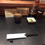 もち豚とんかつ たいよう - 黒を基調にした落ち着いたカウンター。