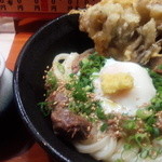 ふたみうどん研究所 - ２番人気のすじうどんぶっかけ冷に舞茸天トッピング