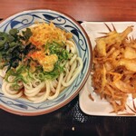 丸亀製麺 - 料理写真:ぶっかけ（温 大）と野菜かき揚げ　730円（100円引で）