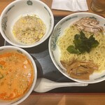 日高屋 - 料理写真:ピリ辛豚骨つけ麺+半チャーハン ¥970