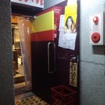 ロカバル - ２階に上がると入り口です