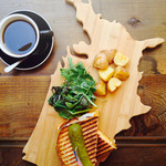 グッド タウン ドーナツ - サンドイッチとコーヒー