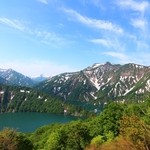 田子倉湖。5月下旬でも残雪があります。