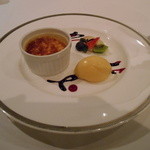 レストラン・フォレスト - クレームブリュレ。カスタードが焦げてます。パッションフルーツのシャーベット添えです。＾p＾