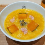 おかゆと麺 粥餐庁 グランフロント大阪店 - かぼちゃと蟹の黄色いおかゆ