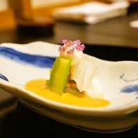 たか田八祥 - 2015.5 剣先イカとアスパラガスとウニ、山芋を叩いたもの、花紫蘇、ウニソース
