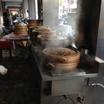 興隆居 - 店前で湯包を蒸しています