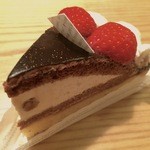 シェ・レカミエ - チョコタルト。苺も乗っていて、可愛らしい仕上がりです。