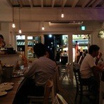 38439843 - 開かれたドアのすぐ外に安居酒屋が並ぶ