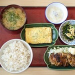 京宇治食堂 - 料理写真:ガーリック醤油チキンステーキ 450円 , ネギ入り玉子焼 230円 , 小松菜と揚げ煮 250円 , じゃこおろし 120円 , 麦ご飯(大) 320円 , みそ汁 130円