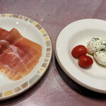 サイゼリヤ - 料理写真:生ハム ¥320
バッファローモッツァレラのカプレーゼ ¥430