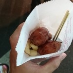 一口吃香腸（基隆廟口夜市） - ひと口ソーセージとにんにく片を串で一緒に食べます