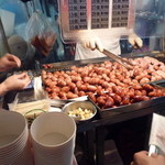 一口吃香腸（基隆廟口夜市） - 鉄板で次々に焼かれる一口ソーセージは1つ7元