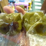 阿蘭 - 出来たて柔らか～な草餅、左が甜紅豆（小豆）、右が菜蒲餡（切干大根と干し海老）