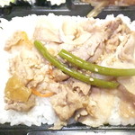 札幌弁当工房 - 期間限定　チキン南蛮＆生姜焼き弁当　５９０円　生姜焼きと御飯のアップ　【　２０１５年５月　】