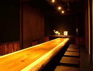 Rakuda Bettei - 一枚板で作られたテーブルの堀ごたつ個室は最大20名様まで可能！
