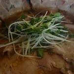 Teuchi Chuukasoba Samurai - スープは濃いめの醤油。