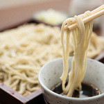 やぶそば - 料理写真:無農薬栽培に成功した全国でも希少な蕎麦畑、群馬県赤城深山山麓『あかぎ深山ファーム』で栽培された、
安全で旨味と香りが強い蕎麦の実を当店の石臼でその日に打つ分だけを自家製粉して作られた、手打ちそばです。