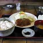 浪漫食堂 昭和劇場 - 山芋と大豆のハンバーグランチを注文、ランチは大体１０００前後。