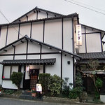 よし半 - 白壁でちょっと高級そうな感じです