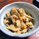 よし半 - お通し（タケノコと身欠きニシンの煮物）