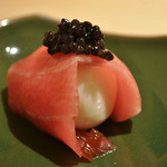 寿しの吉乃 - トロとうずらの卵の燻製