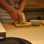 寿しの吉乃 - 直前にワサビを擦る