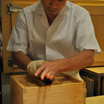 寿しの吉乃 - 鰹節を削る