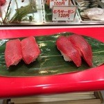 立喰 さくら寿司 - （左）まぐろ（右）生本鮪赤身