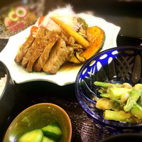 和食處　雲海 - ランチのステーキ定食。いつでも安定したお肉の質とお味。焦がし醤油ガーリックのソースとの相性が抜群です。小鉢は旬のアスパラでした。