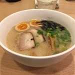 カーザ ルカ - ラー博は俺の社員食堂。本日2015年5月29日オープン！  ミラノとんこつラーメン＋味玉！  クリーミーなとんこつスープ。日本のラーメンを気に入ってくれて嬉しいよ。