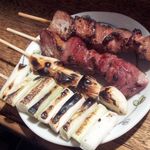 大倉山もつ肉店 - 上からレバー、ハツ、ニンニク、ネギ（すべて塩）2015/5