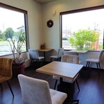 自家焙煎珈琲ゆらふる - 明るい店内