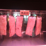 熟成肉専門 但馬屋 虎ノ門ヒルズ店 - 入口横で熟成中
