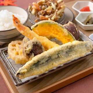 揚げたて天ぷらの天ぷら御膳は、ごはん、味噌汁おかわり無料！