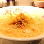 東京老拉麺 - 細切り叉焼とネギ入りつゆそば 850円。