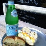 BAGEL STANDARD - 白ベンチにてイートイン